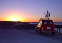 霞ヶ浦の日の出。屋根に自転車を載せて早朝に撮影。